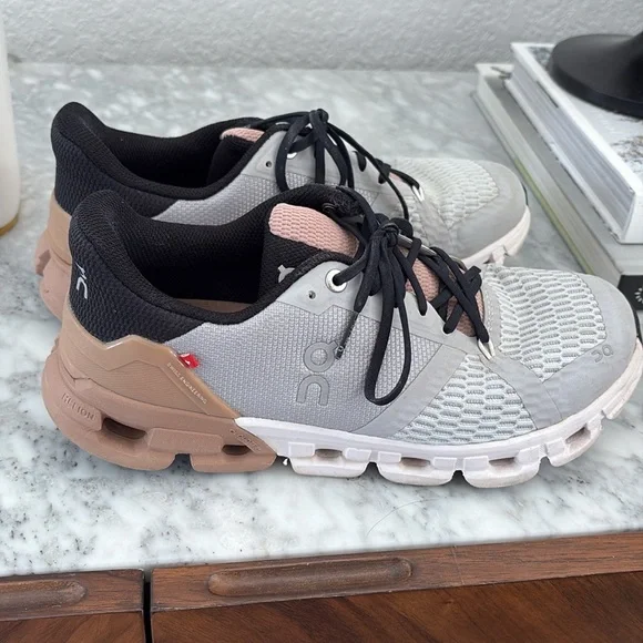 ON Women's Cloudflyer Running Shoes - Picture 4 of 11